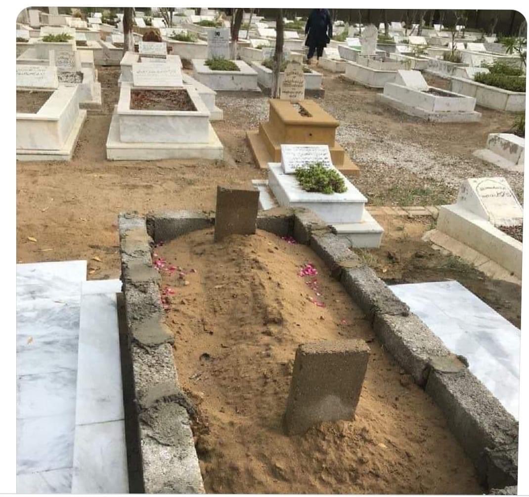 دو اینٹوں سے نشان زدہ یہ اس پرویز مشرف کی قبر ہے جس کے اشارے سے لوگ پکڑے جاتے اور گوانتامو بےبھیجے جاتے ، لال مسجد آپریشن، کراچی کا بارہ مئی ، بلوچستان میں اکبر بگٹی کا سانحہ اور امریکہ کی جنگ میں ستر ہزار پاکستانیوں کی قربانی ۔ آج اس خاک میں یہ شخص کسقدر گمنام ہے اور قبر کا حال