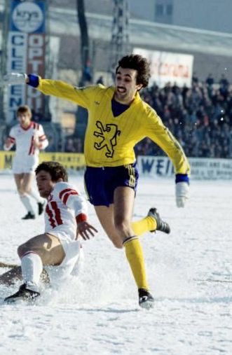 fdematch's tweet photo. Mort aux porcs qui ont fait couler l’un des clubs les plus populaires de France.

Sochaux, c’est Peugeot, des décennies de rêve dans une ville de 25.000 habitants… Isabey, Pedretti, PAF, Richert, Stéphane Paille, Stopyra. Jusqu’à Lucien Laurent.

Ce n’est qu’un au revoir. 💛💙 https://t.co/v4d73NuoVD