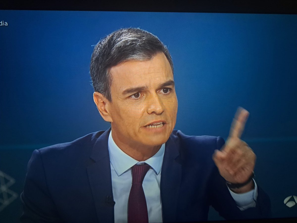 rosadiezglez's tweet photo. El resumen: chulo, ególatra, déspota… y, como dice @cmgorriaran ,  apuñalándose con saña a sí mismo. Está acabado. https://t.co/YyT5EBpURs