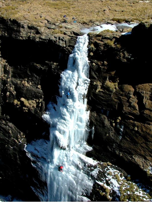 hallaboutafrica's tweet photo. As you saw from pic I posted earlier of today's Johannesburg snowfall, winter is here in Southern Africa. 500km away the waterfalls of Lesotho are frozen solid. Now, a new sport - frozen waterfall climbing. You gotta be a skilled expert to manage the unstable ice - or a fool. https://t.co/eapCaGuzeS