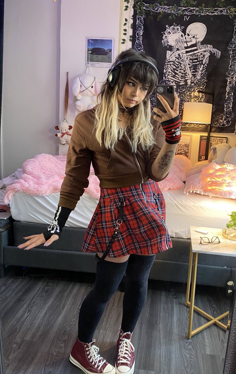 SlayzKiana's tweet photo. Who’s up? https://t.co/g6NwQVkJ6g