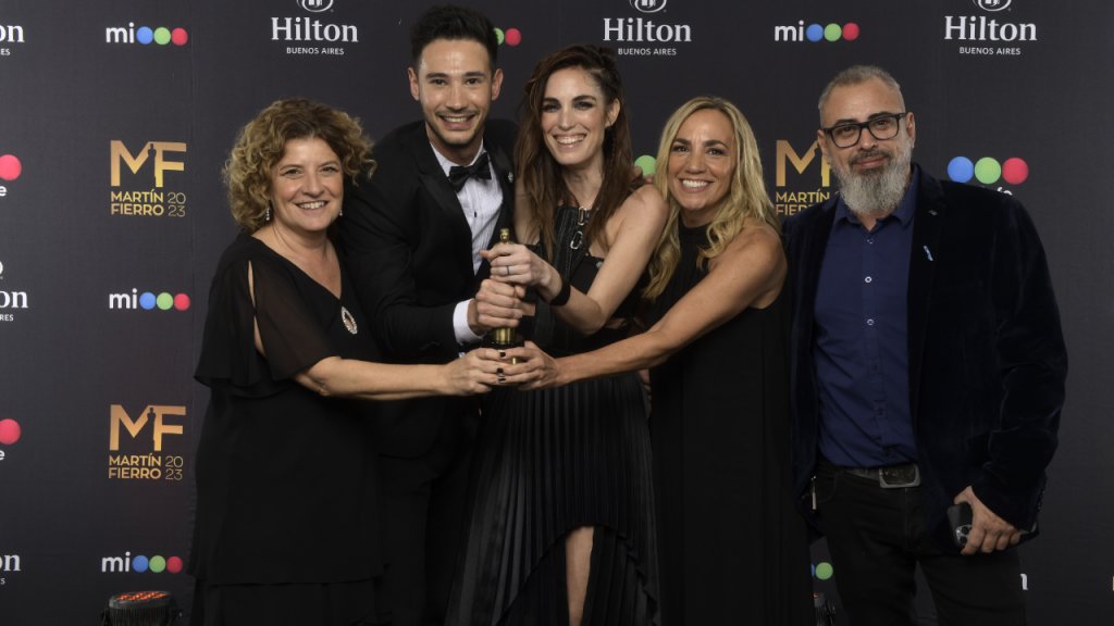 Una de nuestras graduadas gana un Martín Fierro y por acá no podemos más de alegría✨Felicitaciones a <a href="/CatadeElia/">Cata de Elía</a> y a todo el equipo de <a href="/altavozatv/">ALTAVOZ</a> por este reconocimiento como Mejor programa juvenil.
 #OrgulloMaep