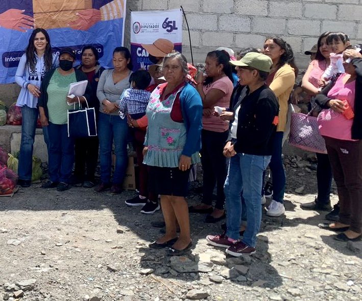 CaroBeauregard's tweet photo. #YoSíRegreso y escucho las necesidades más sentidas de las familias de mi distrito.

¡La inflación está como nunca!

Contribuir con las familias exige acciones concretas y útiles, por eso les llevamos abasto #AlCosto en #Azumiatla

Gracias por su cariño y la deliciosa gordita 🤗 https://t.co/PyhiqwL7kh