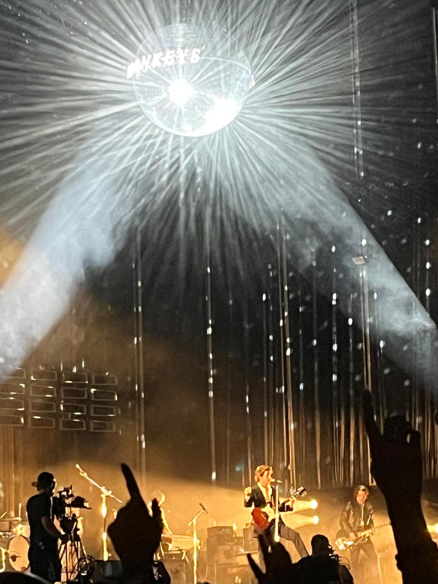 Helen__209's tweet photo. THEY SLAYED(My mum took the videos I was  closer but I aleays forget to take videos at concerts 😭) https://t.co/DKTjAHvcu5