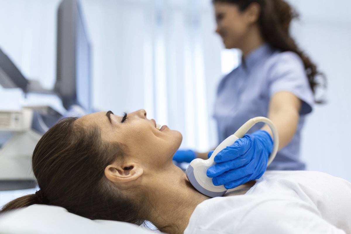 ZdrowieToMy's tweet photo. USG tarczycy to powszechnie stosowana metoda diagnostyczna, która umożliwia ocenę wielkości, kształtu, struktury i ewentualnych zmian w tarczycy. Badanie można wykonać w naszej przychodni w ramach świadczonych przez nas usług. https://t.co/RAviBjj3D9 #USGtarczycy #ZdrowieToMy https://t.co/rctKd0PzTK