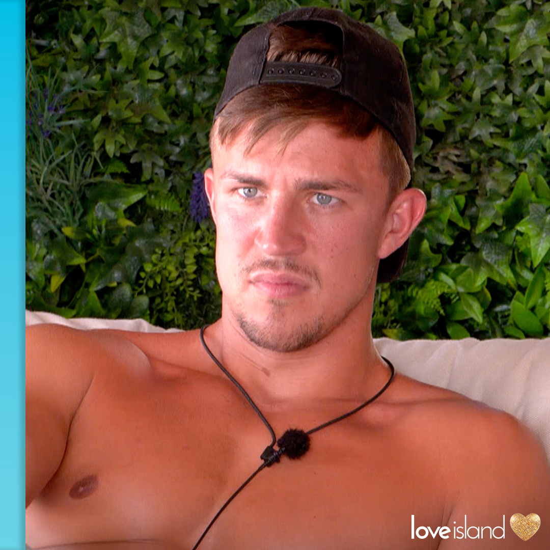 Welcome to your first love triangle, Abi  👀 #LoveIsland