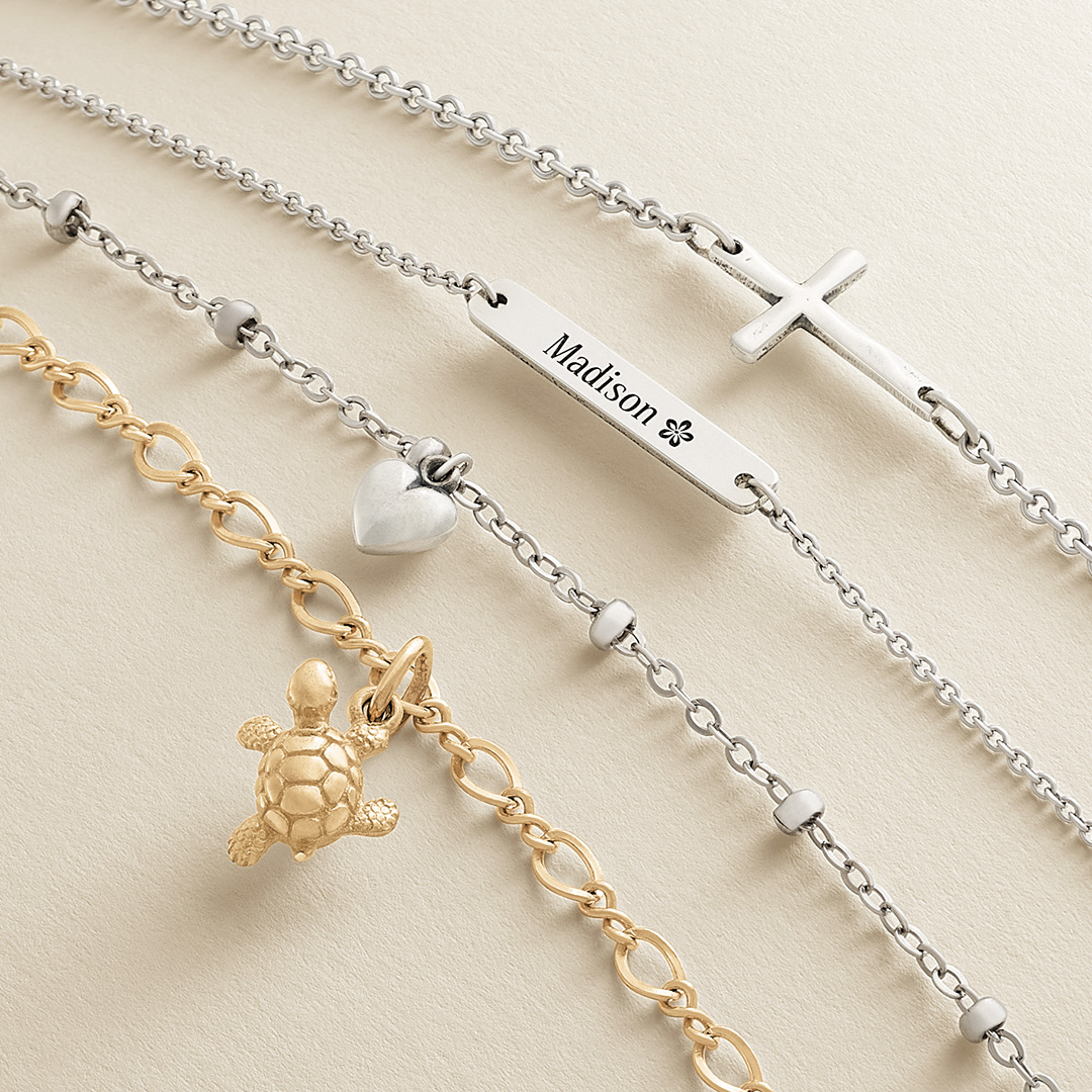 Anklets: the perfect accessory for the sunny season! Make yours unique by adding engraving or your favorite summer charms. bit.ly/46EaDiC
