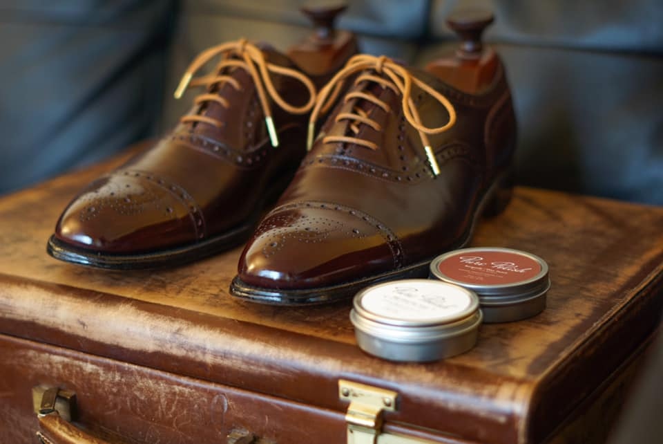 ✨ Mondays are for Mirror Shines ✨ 
These vintage Church's Semi-Brogues were given a proper shine using Pure Polish Burgundy Paste/Wax Polish and High Shine Wax, and paired with gold-aglet Fintoco round laces.

Live Beautifully. Shine Naturally. Pure Polish.