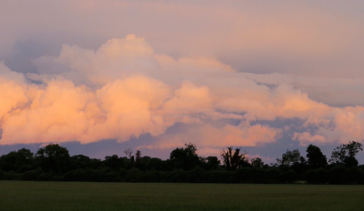 bubbabobob's tweet photo. Such an incredible sky after hours of rain. Good evening everyone.
#MondaySunset https://t.co/xEEOVb5GoO