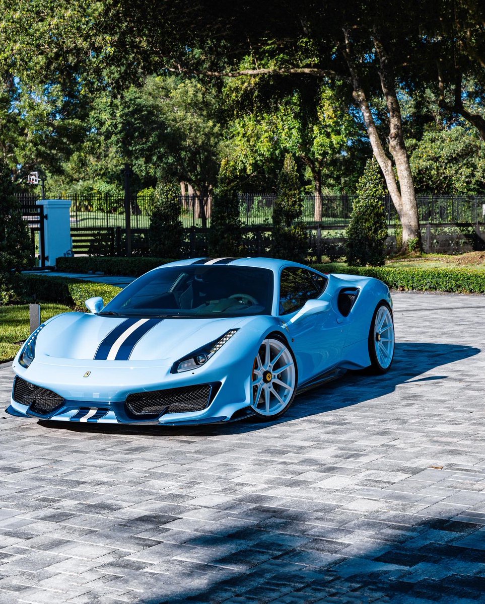Here's my set of the Gulf Blue Ferrari 488 Pista. Stunning car. White  Wheels, Blue Carbon Fiber., image size:963x1200