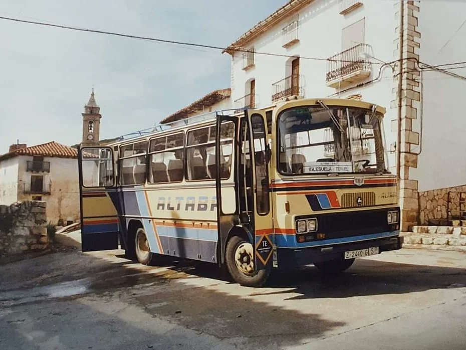 Eduard_Lpz's tweet photo. Es inevitable relacionar el verano con las vacaciones en el pueblo y los viajes de antaño.
#Autobús, #cochedelínea o #correo, empresa #Altaba, línea #Teruel #LaIglesueladelCid.
📷 1: #Años70, Estación autobuses Teruel.
📷 2: #Años80. #Fortanete.  #maestrazgo #querecuerdos https://t.co/O7Z3EwgwG7