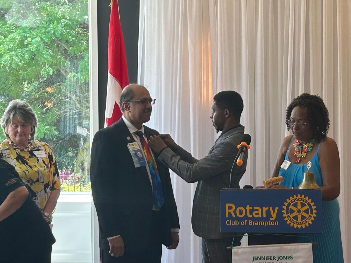 badarshamim's tweet photo. 18 years onwards, it was pleasant surprise being recognized with @Rotary “Vocational service” award by Immediate Past District Gov Sandhiya at @bramptonrotary changeover. Looking forward to serving the club and community at home and abroad as President 2023-24 #Letscreatehope https://t.co/PgQlCDBYZb