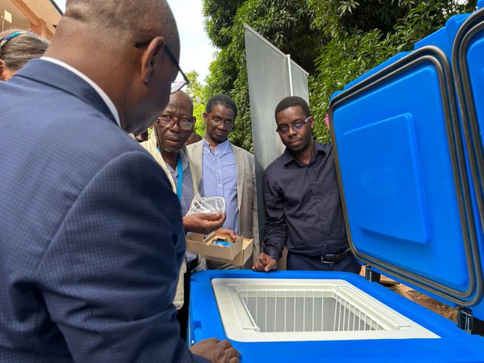 Pour renforcer les capacités des formations sanitaires à conserver efficacement des vaccins, @EmbassyBangui, @USAIDAfrica & @UNICEF ont remis au @MSPCentrafrique 150 réfrigérateurs solaires et 150 kits d’éclairage pour les régions sanitaires 2 et 3