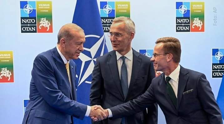 HGulNeferleri's tweet image. İsveç NATO üyesi oluyor ama &quot;Türkiye istediğini aldı&quot;
Kutsallarımızı çiğnetip, yerine getirmeyecekleri bir kaç madde için geri vites yapmak neyin nesi?

Bunu zafer gören şuursuz müslüman ve basiretsiz devletimin yöneticileri.
Vah ki vahhh.

#İsceç
F35
#CumhurbaşkanıErdoğan