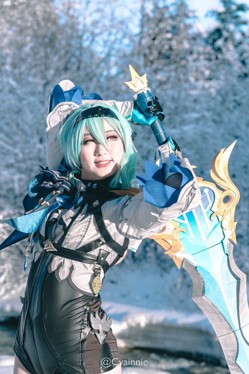cyainnie's tweet photo. failed #expectations vs #reality recreation #Eula ‘s signature pose in #cosplay 😂 turns out I only posed the sword on the wrong side… at least I have hilarious photos of my priceless reaction
.
#GenshinImpact #eulagenshin #genshincosplay #funny #memes #tragedy @GenshinImpact https://t.co/aiZE3SdQGd