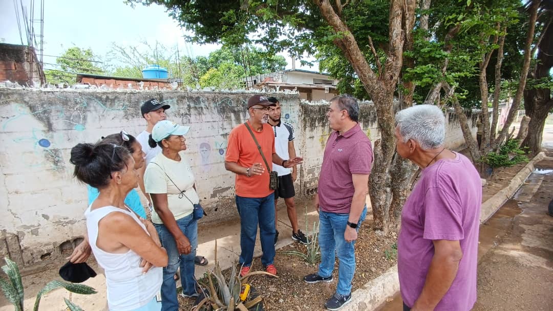 emiliorafael_'s tweet photo. Hoy visitamos la comunidad de El Tamarindo, donde se colocaron 20 luminarias gracias al Pdte. @NicolasMaduro y a un trabajo en conjunto de @CorpoelecInfo y @AlcaldiaGomezNE mediante el #1x10DelBuenGobierno También en Salibar, parte alta, se colocaron 17 más.

#PorAmorALaPatria https://t.co/xtrAqsnYZR