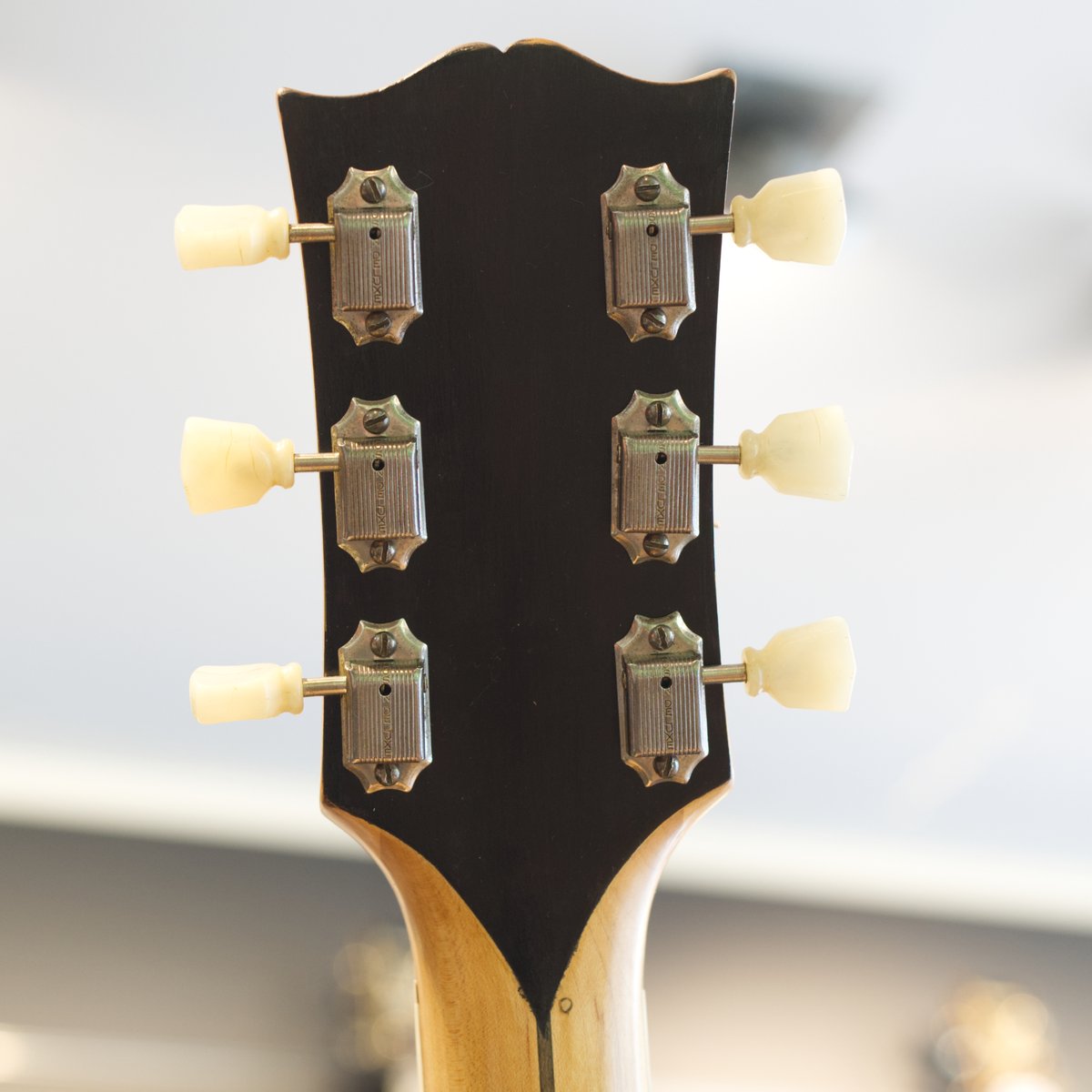 Ever played a Gibson from 1948 ?
No, not the reissue one … not the relic either …

More stories about this guitar soon …
#groovestreet98bxl #thebrusselsguitarshop #thebxlguitarshop #brusselsguitarshop #guitarshop #gibsonguitar #vintagegibsonacoustic #gibsonl7