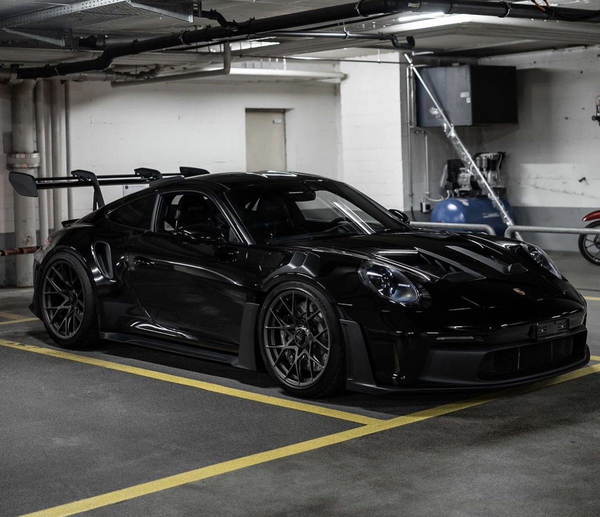 PorscheCIub's tweet photo. Black 992 GT3 RS https://t.co/bI8lfKHPVN