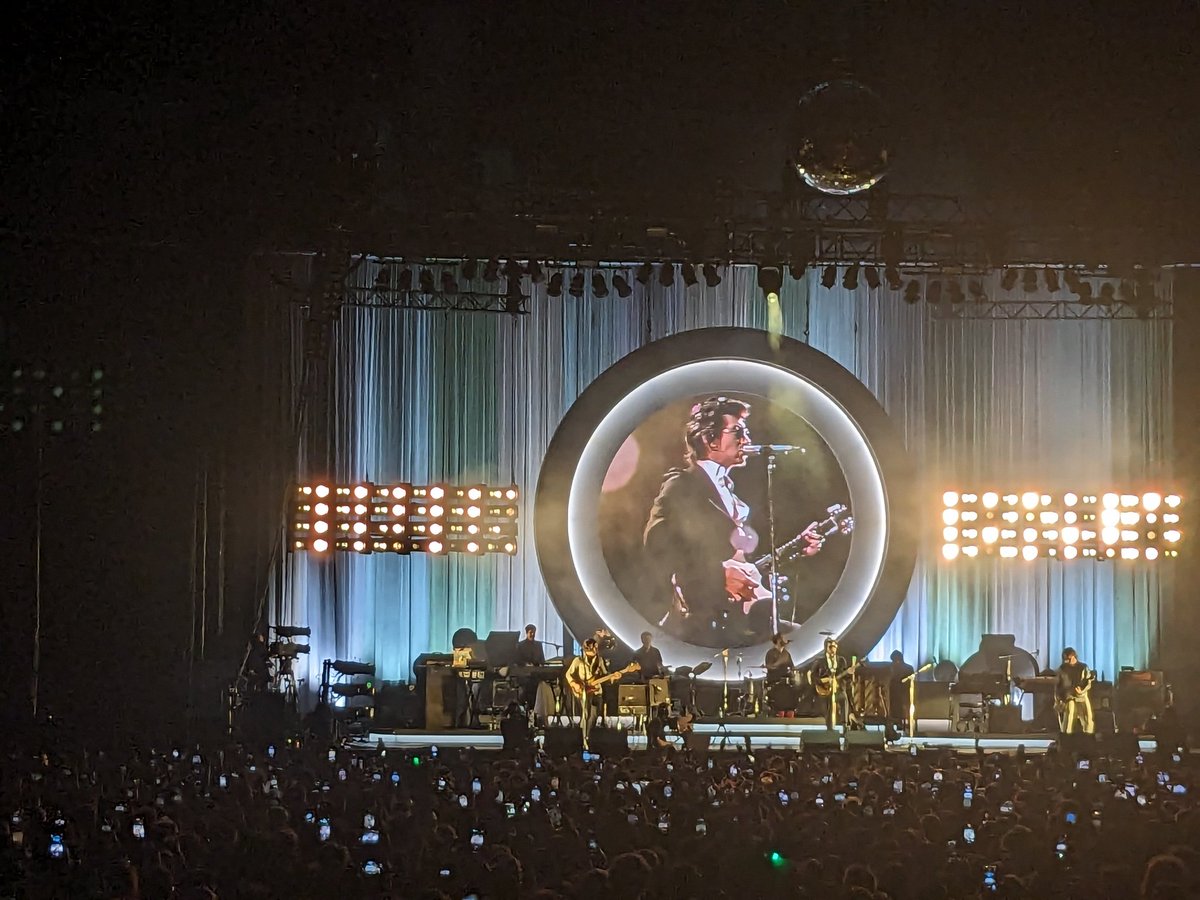 alternate_mar's tweet photo. Perfectos❤️❤️❤️ #arcticmonkeys https://t.co/0IZDn0B5ls