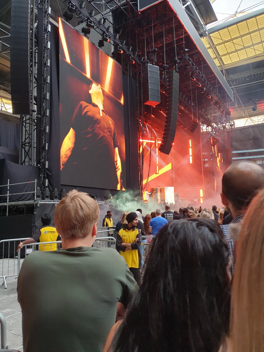 RohanChindooroy's tweet photo. @blurofficial I turned up to Wembley tonight &amp; you weren't there. What's going on?? I thought this was a daily thing. Thanks for an amazing 2 nights! Special guests @LCGCtweets, @1phildaniels @paulwellerHQ thank you too! #BlurWembley https://t.co/aetyDvtFLs