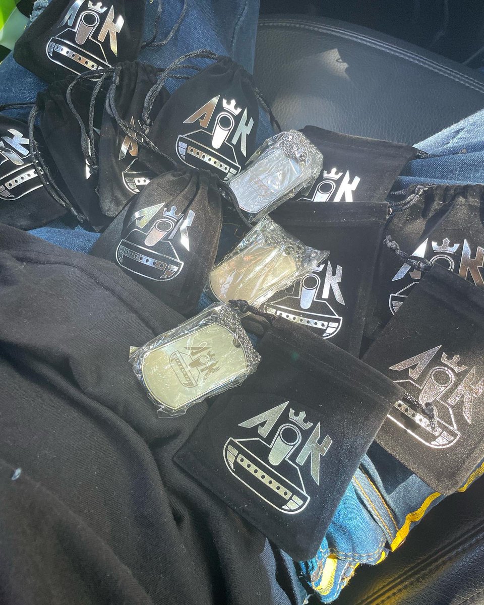 MereMercy's tweet image. #SolidSupportOnly 🧱👑 2023 is gonna be a year to remember! I’m starting summer off with this new Innovative way to distribute my music directly to listeners. Not only can you bump the project thru USB/Car/Computer port but you can also rock the dog tag with your everyday fit !