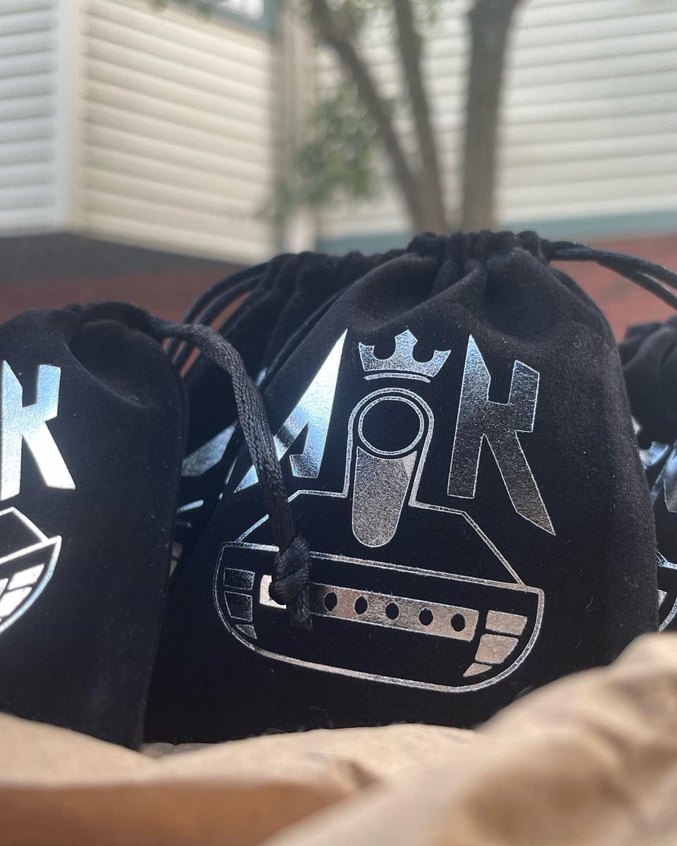 MereMercy's tweet image. #SolidSupportOnly 🧱👑 2023 is gonna be a year to remember! I’m starting summer off with this new Innovative way to distribute my music directly to listeners. Not only can you bump the project thru USB/Car/Computer port but you can also rock the dog tag with your everyday fit !