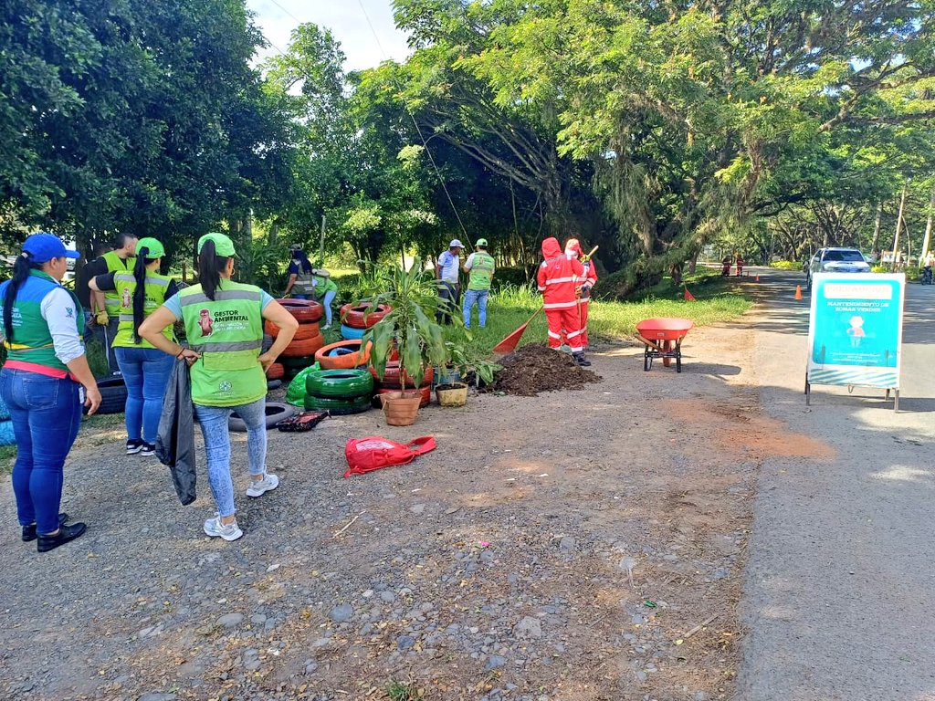 Sabemos que la unión hace la fuerza 💪🏼, por eso trabajamos articuladamente con la Fundación Sembrando Huella, la Fundación WanderCol, <a href="/COL_EJERCITO/">Ejército Nacional de Colombia</a>, @INCIVA1, Guardianes Ambientales, Gestores de Convivencia y la comunidad, para seguir cuidando de nuestra ciudad. ♻️💚🍀