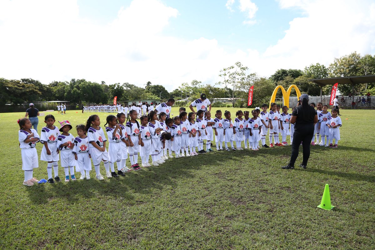 fepafut's tweet photo. ¡ARRANCA EL FESTIVAL⚽️!

Un total de 1️⃣0️⃣0️⃣ niñas dijeron presente en la cancha de Antón, en el inicio del Festival de Fútbol Femenino McDonald’s.

Una iniciativa que busca promover el fútbol en femenino a nivel nacional🙌🏼.

▶️: https://t.co/odpktrovoV

#TodosYTodasSomosPanamá🇵🇦 https://t.co/EmZ8uH68iG