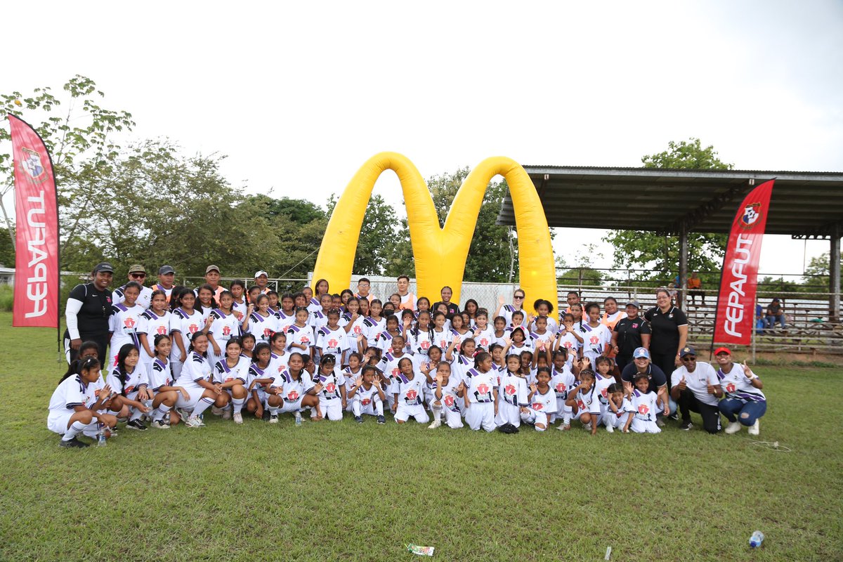 fepafut's tweet photo. ¡ARRANCA EL FESTIVAL⚽️!

Un total de 1️⃣0️⃣0️⃣ niñas dijeron presente en la cancha de Antón, en el inicio del Festival de Fútbol Femenino McDonald’s.

Una iniciativa que busca promover el fútbol en femenino a nivel nacional🙌🏼.

▶️: https://t.co/odpktrovoV

#TodosYTodasSomosPanamá🇵🇦 https://t.co/EmZ8uH68iG