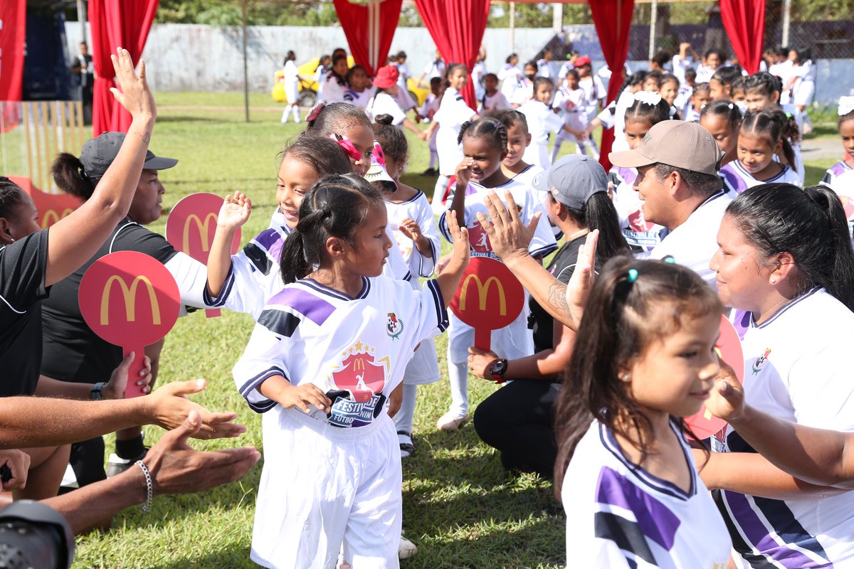 fepafut's tweet photo. ¡ARRANCA EL FESTIVAL⚽️!

Un total de 1️⃣0️⃣0️⃣ niñas dijeron presente en la cancha de Antón, en el inicio del Festival de Fútbol Femenino McDonald’s.

Una iniciativa que busca promover el fútbol en femenino a nivel nacional🙌🏼.

▶️: https://t.co/odpktrovoV

#TodosYTodasSomosPanamá🇵🇦 https://t.co/EmZ8uH68iG