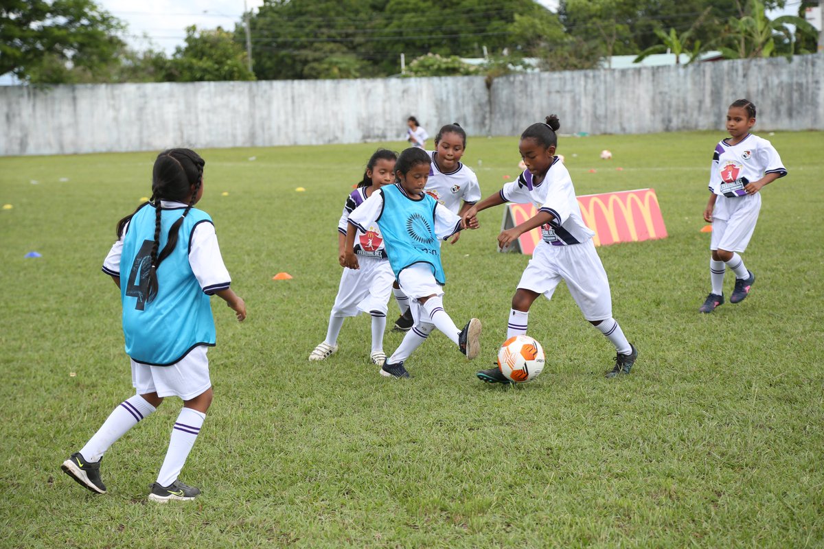 fepafut's tweet photo. ¡ARRANCA EL FESTIVAL⚽️!

Un total de 1️⃣0️⃣0️⃣ niñas dijeron presente en la cancha de Antón, en el inicio del Festival de Fútbol Femenino McDonald’s.

Una iniciativa que busca promover el fútbol en femenino a nivel nacional🙌🏼.

▶️: https://t.co/odpktrovoV

#TodosYTodasSomosPanamá🇵🇦 https://t.co/EmZ8uH68iG