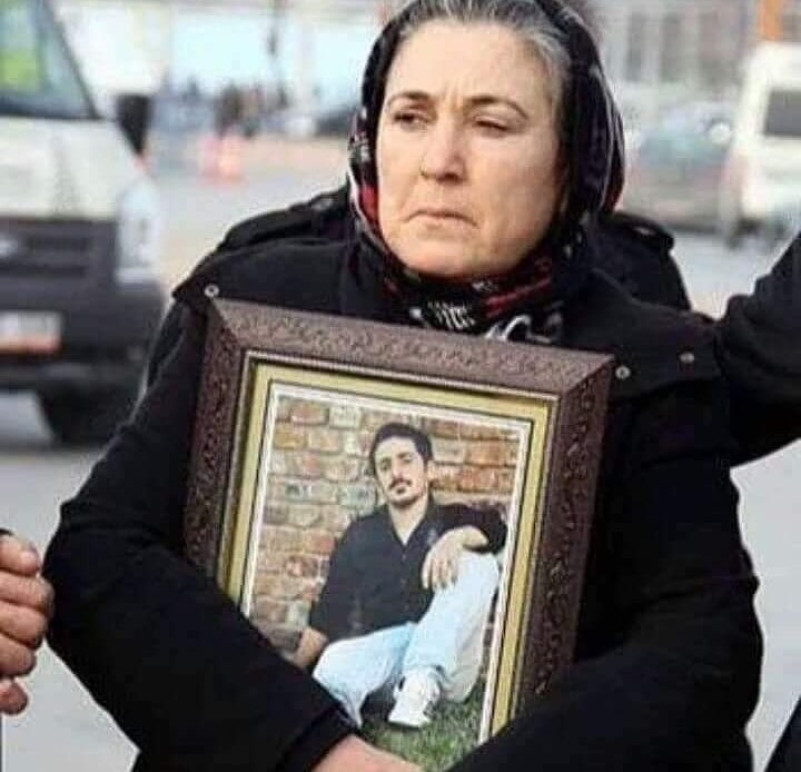 Erken ölür gençlerimiz, ağıt yakar analarımız...

#AliİsmailKorkmaz
#Aliismailkorkmaz #Hep19Yaşında
#GeziParkı #Gezi