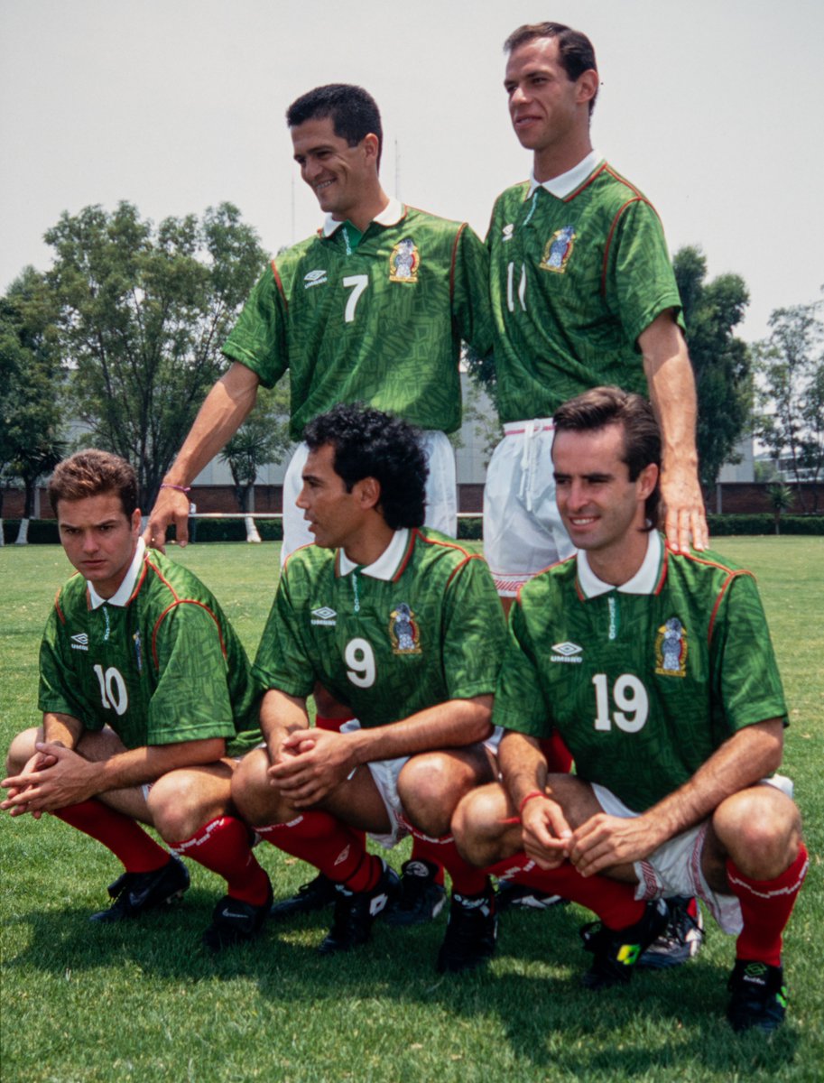 CHermosillo27's tweet photo. Cuando la Selección Mexicana tenía delanteros matones 🇲🇽👊🏻 https://t.co/ovzeJznSmE
