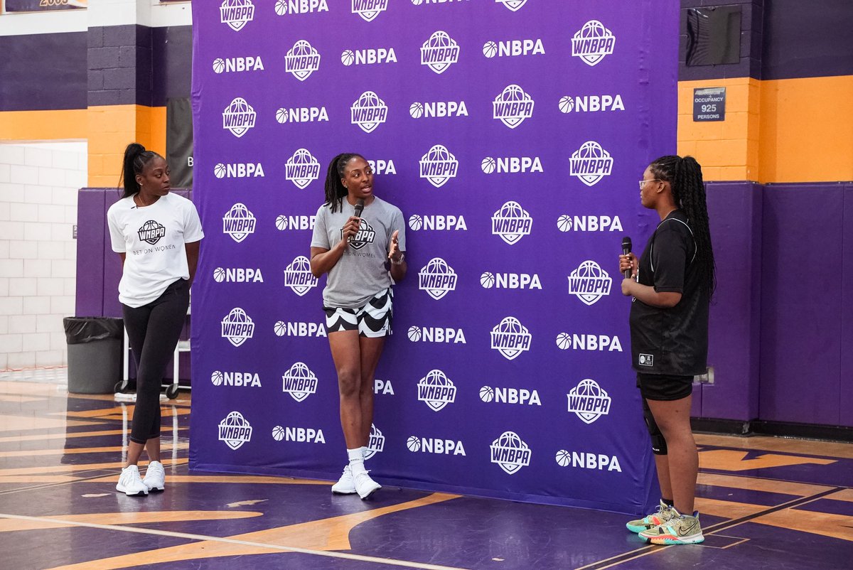 Look who stopped by! 👀 Our very own WNBPA prez @nnekaogwumike and @chiney dropped in to share advice and encourage our campers in drills! We appreciate you! 👏✨🔥🙌💜