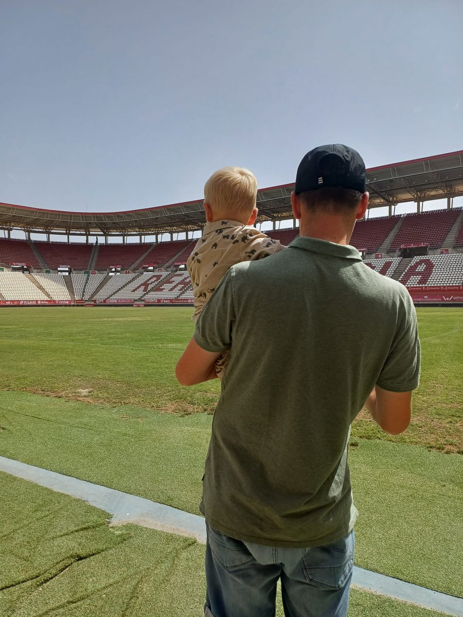P_Posthuma's tweet photo. Tijdens de vakantie de traditie in stand houden; het bezoeken van een stadion in de buurt. Deze zomer het stadion van @realmurciacfsad Met dank aan de technische staf van de club uit de #PrimeraRFEF #stadiontour #Murcia https://t.co/5PwlZss59q