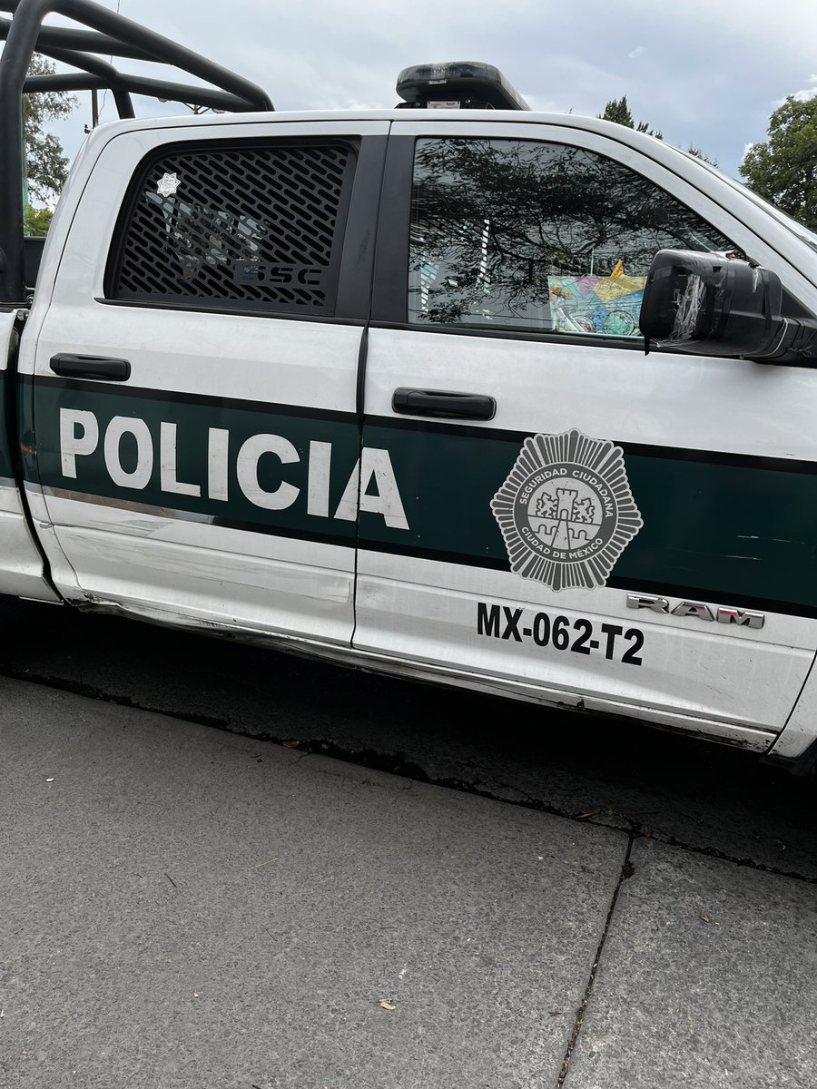 Roberto501210's tweet photo. @Alc_Iztapalapa @ClaraBrugadaM Dónde esta la cultura civil de sus policías que dejan las patrullas estacionadas obstruyendo las salidas de las casas, hay que esperar a ver hasta que hora llegan para poder entrar. Muy mal 😡 https://t.co/WB5qG6FK1w