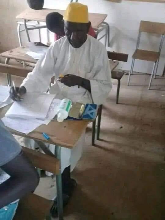 MouhametVi's tweet photo. 🔴] BAC 2023 - Tamba :  le vieux Samba Sy (75 ans) admis au Second Tour..👇 

C’est un vieux du nom de Samba Sy dit Pa Sy
Il est candidat au Bac et est admis au 2nd tour
Il a 75 ans et il habite à Kothiary dans le département de goudiry à Tamba !
#kebetu #bac2023 https://t.co/z3RBZwXMg4