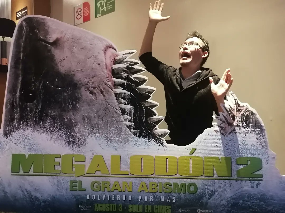 ChefAngelRomero's tweet photo. Ayer cumpli mi sueño de ser devorado por un Megalodón 😂

#TheMeg https://t.co/xWGCo9tDgj