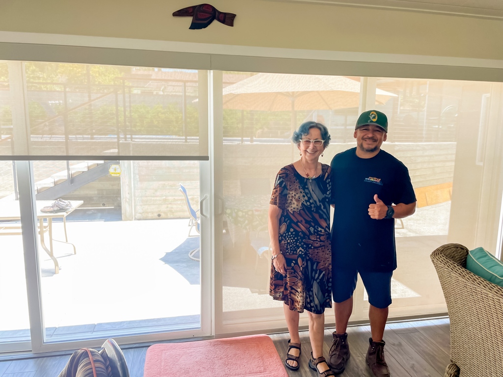 GalaxyDraperies's tweet image. How can you not love this photo of client Diane and installer Alfredo? 🥰 Alfredo just finished installing Diane's new #SolarShades over her large glass patio doors and windows.

#HappyClient #UVProtection #LosAngeles #CustomShades #FamilyBusiness