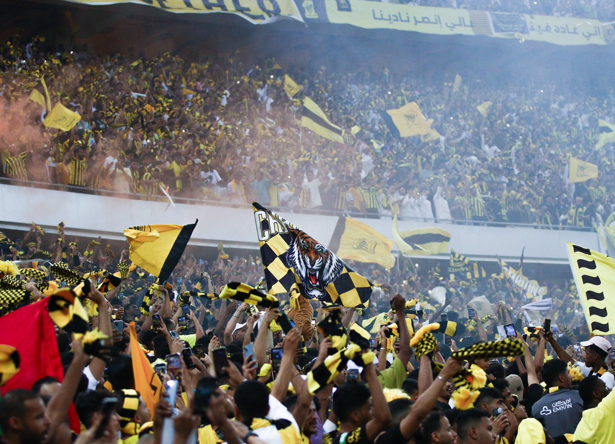 وين المشكلة إذا فيه شخص عاجبه عمل الادارة
وين المشكلة إذا فيه شخص عاجبه عمل سانتو

وايضاً العكس

فيه شخص مو عاجبه عمل الادارة ونونو سانتو

الاختلاف في الاراء طبيعية لكن اللي مو طبيعي
تجرد مشجع من اتحاديته لانه مختلف معك 
انت هنا تحتاج طبيب نفسي مع احترامي لك ✋🏼

#الاتحاد للجميع