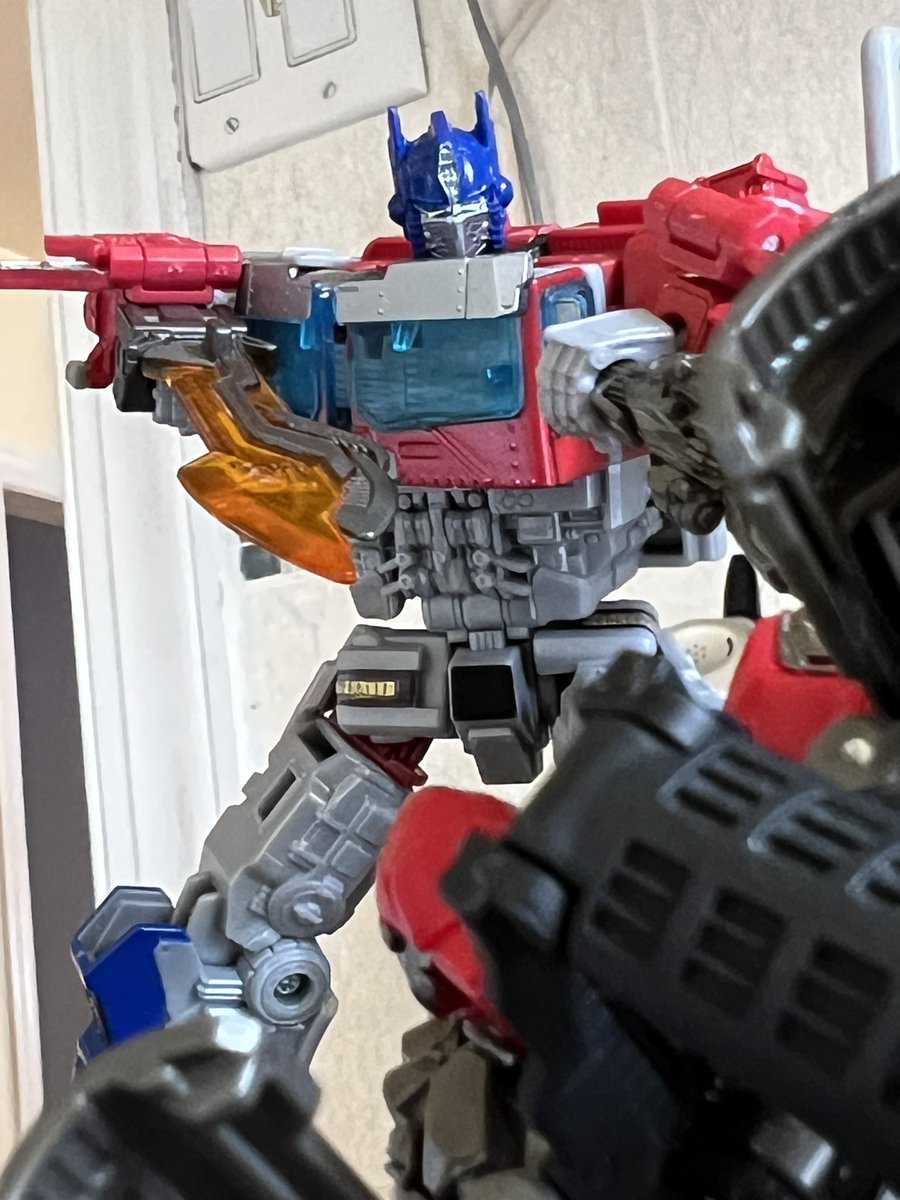 FsKyurem's tweet photo. Just having a bit of fun with my #transformers figures. ROTB may be my favorite figure I own, second to Cybertron Optimus https://t.co/gfNKtqvAwF