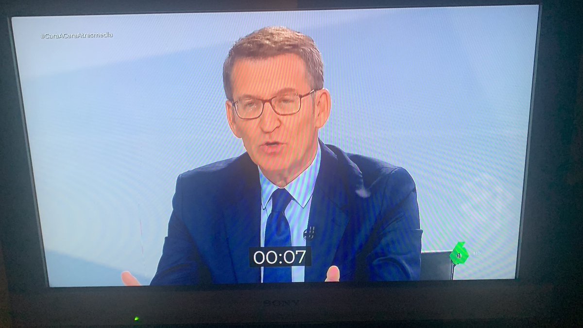 fer_catalan's tweet photo. Feijó no mira a cámara, pierde su minuto de oro #CaraACaraAtresmedia https://t.co/kCFLHOSTgS