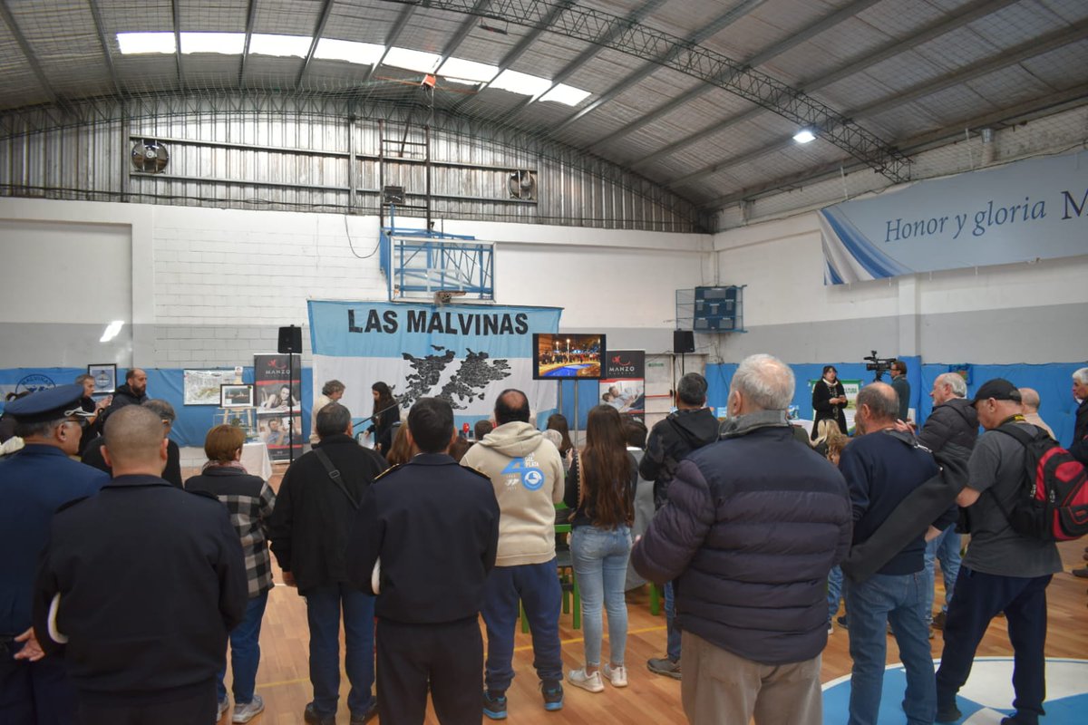 Siempre es un gusto estar con nuestros héroes. Hoy los acompañé en la inauguración de la muestra cultural Conexión Malvinas, en el Centro de Ex Soldados Combatientes (Misiones 3172).
Felicitaciones a su presidente, Fernando Álvarez, y a todos sus integrantes. 
Recomiendo que la