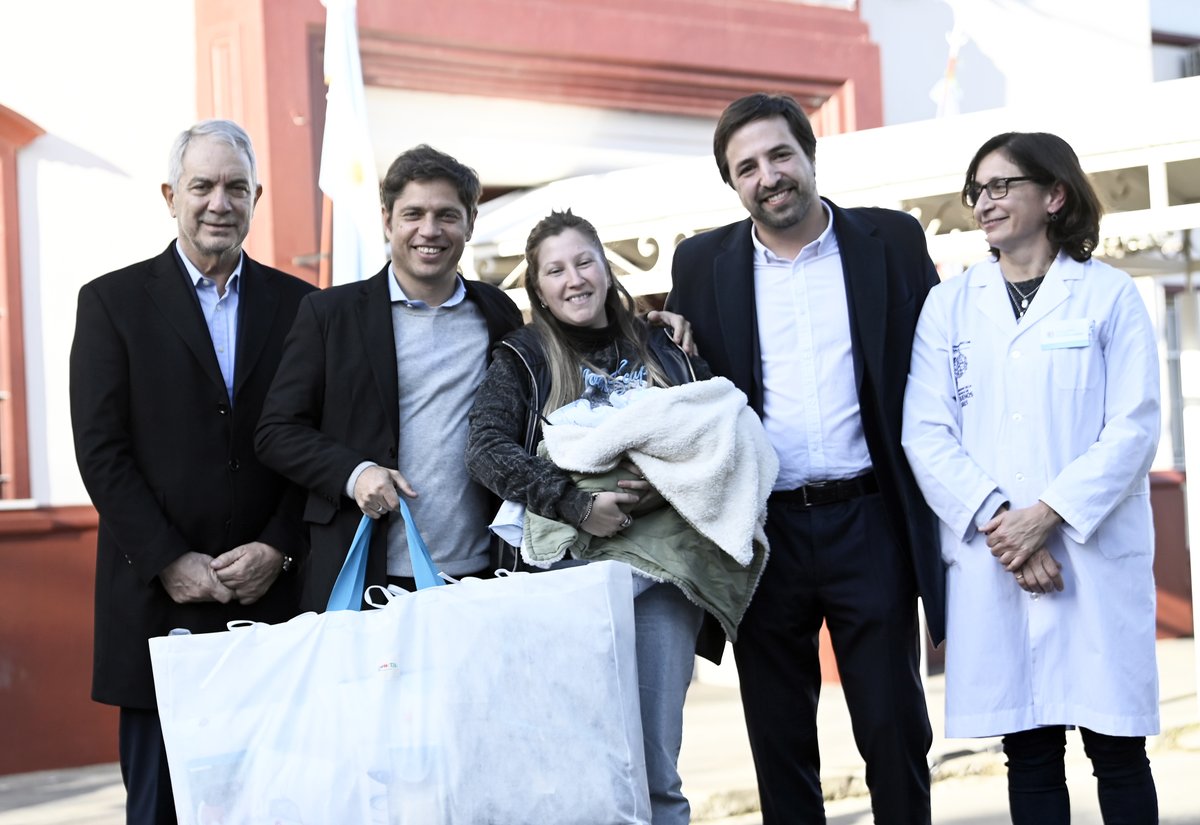 Kicillofok's tweet photo. Hay quienes dicen que garantizar derechos es muy costoso, que no se puede hacer. Nosotros creemos que es una inversión primordial, solo hay que buscar los recursos y hacerlo.

El #DERECHOalFUTURO es lo que nos impulsa. Por eso con mucha emoción anunciamos la ampliación del programa Qunita Bonaerense para el cuidado y acompañamiento de todas las personas embarazadas y niños y niñas.

Una política de inclusión que es mucho más que un kit, es un proceso preparatorio y de acceso a los controles de salud y materiales necesarios.