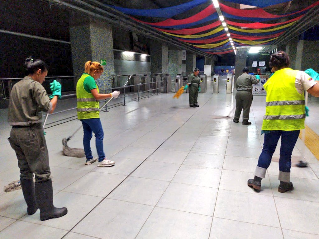 CAMETROVALENCIA's tweet photo. #10Jul||Preservando las óptimas condiciones del servicio para el pueblo usuario, @CAMETROVALENCIA desplegó jornada integral de limpieza y desmanche en las estaciones #Monumental, #Palotal, #Lara y #FcoDeMiranda💦|| #PorAmorALaPatria @NicolasMaduro @rvaraguayan @Yolyemil https://t.co/Gdi80vkFSN