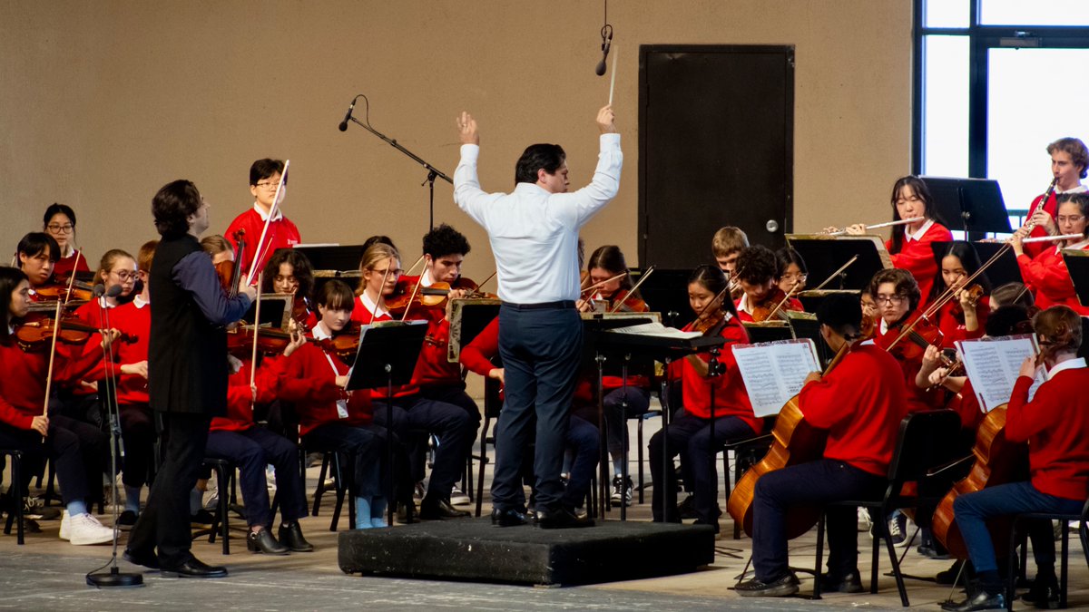 🎶 @CristiMacelaru leading the World Youth Symphony Orchestra at Interlochen Center for the Arts @InterlochenArts on a program of Brahms Symphony No. 1 and Bruch Violin Concerto with violinist @PhilippeQuint last night! 📸: Katy Loar