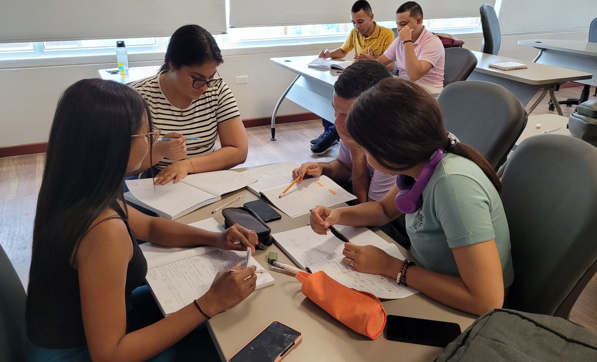BancoRepublica's tweet photo. Hoy inició el Curso de Banca Central de manera presencial en la región Caribe, en la @UninorteCO y virtual para las demás regiones. Durante 2 semanas, 60 estudiantes de todo el país estarán profundizando en temas relacionados con la política monetaria y el entorno macroeconómico. https://t.co/8qiBqpYnFI