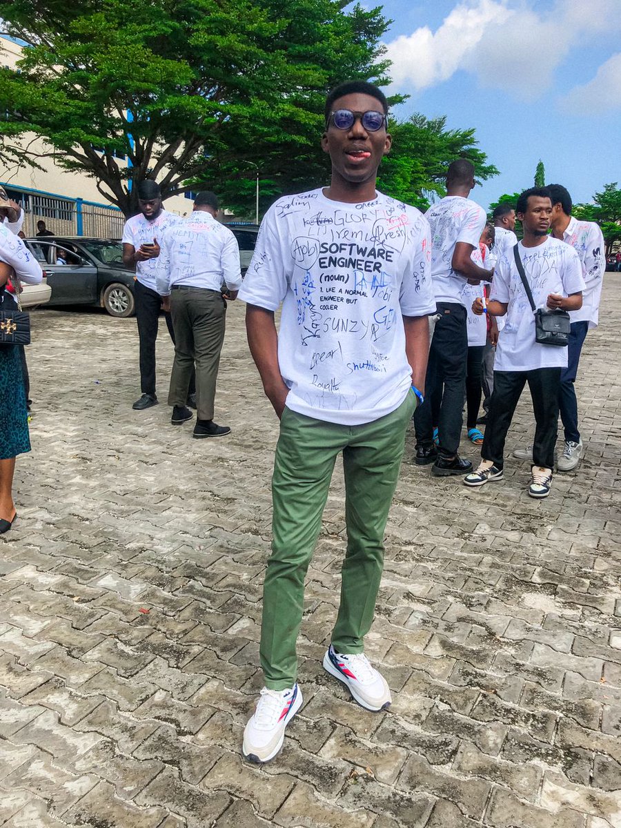 Kindyy_01's tweet photo. Cheers to late nights, hard work, and a degree well earned!
Here's to a bright future!💡
I am grateful for the support, friendships, lessons, and growth throughout this journey.🥺

👨‍💻🤓😎
#blaqboykindy

#SoftwareEngineering #SoftwareEngineer #SoftwareDeveloper #computerscience https://t.co/rnpCjJFn0y