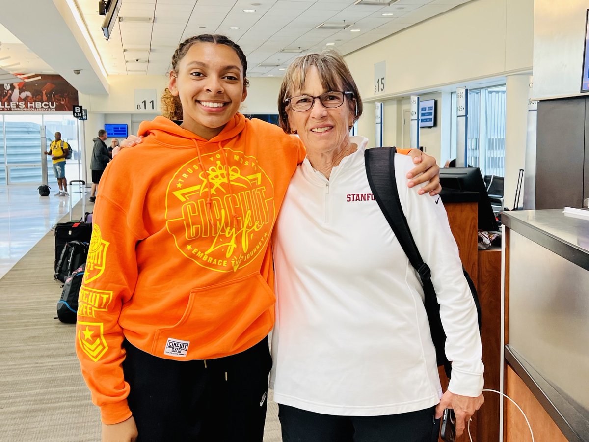 myajadehoops's tweet photo. What a pleasure meeting Coach VanDerVeer #Icon Thank you Coach for taking the time to talk. #love  #basketball #Stanford #ncaa #champion #Run4Roses #Louisville #ClassOf2024 #hooper #GirlsCanBallToo https://t.co/rQrwxJDI3B