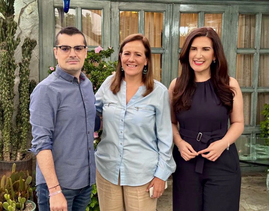 kenialopezr's tweet photo. Qué bien se pone #ComiendoCon @Mzavalagc y @JTrianaT en @AtypicalTeve.

Aquí te dejo la liga del programa de hoy:

https://t.co/YpjUme9tn5

Hablamos de todo: Porfirio Muñoz Ledo, el Frente Amplio, la explosión de la plataforma en Campeche, lo metiche de AMLO, y más 👊🏽 https://t.co/Ncfmo13Dwe